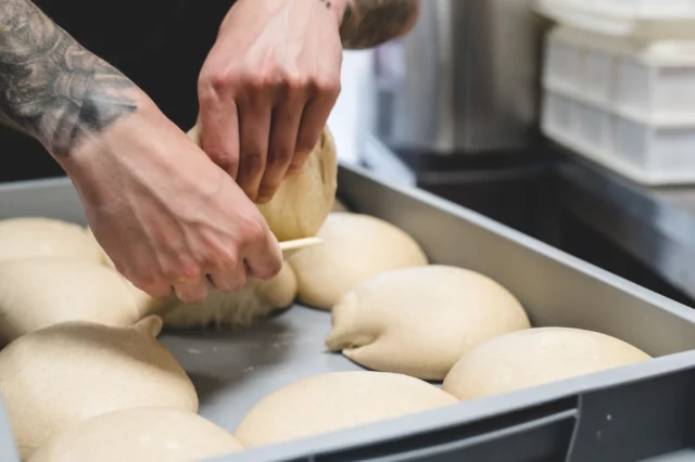 🥖 JOURNEE MONDIALE DU PAIN 🥖

Aujourd’hui, nous mettons à l’honneur l’un des ingrédients indispensables pour la confection de nos pizzas artisanales : la pâte à pizza !

La pâte artisanale de vos pizzas, travaillée avec le même soin qu'un bon pain, offre une texture légère, moelleuse et une croûte dorée, rappelant la tradition boulangère. Ce qui rend nos pizzas Lusitalia exceptionnellement uniques 🙌🏻

Chaque jour et tous les matins, nos équipes préparent notre pâte à pizza avec soin.  Cette recette traditionnelle, inchangée depuis des années, incarne un savoir-faire transmis de génération en génération.

Notre engagement envers la qualité est notre tradition. 

Nous vous invitons à venir savourer nos pizzas artisanales dans nos restaurants Lusitalia, où le pain devient une découverte culinaire ! 🍕

 #lusitalia #pizza #pain #pâtesàpizza #restaurant #SavoirFaire